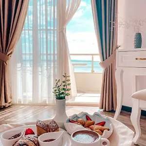 فندق Majestic, دراس